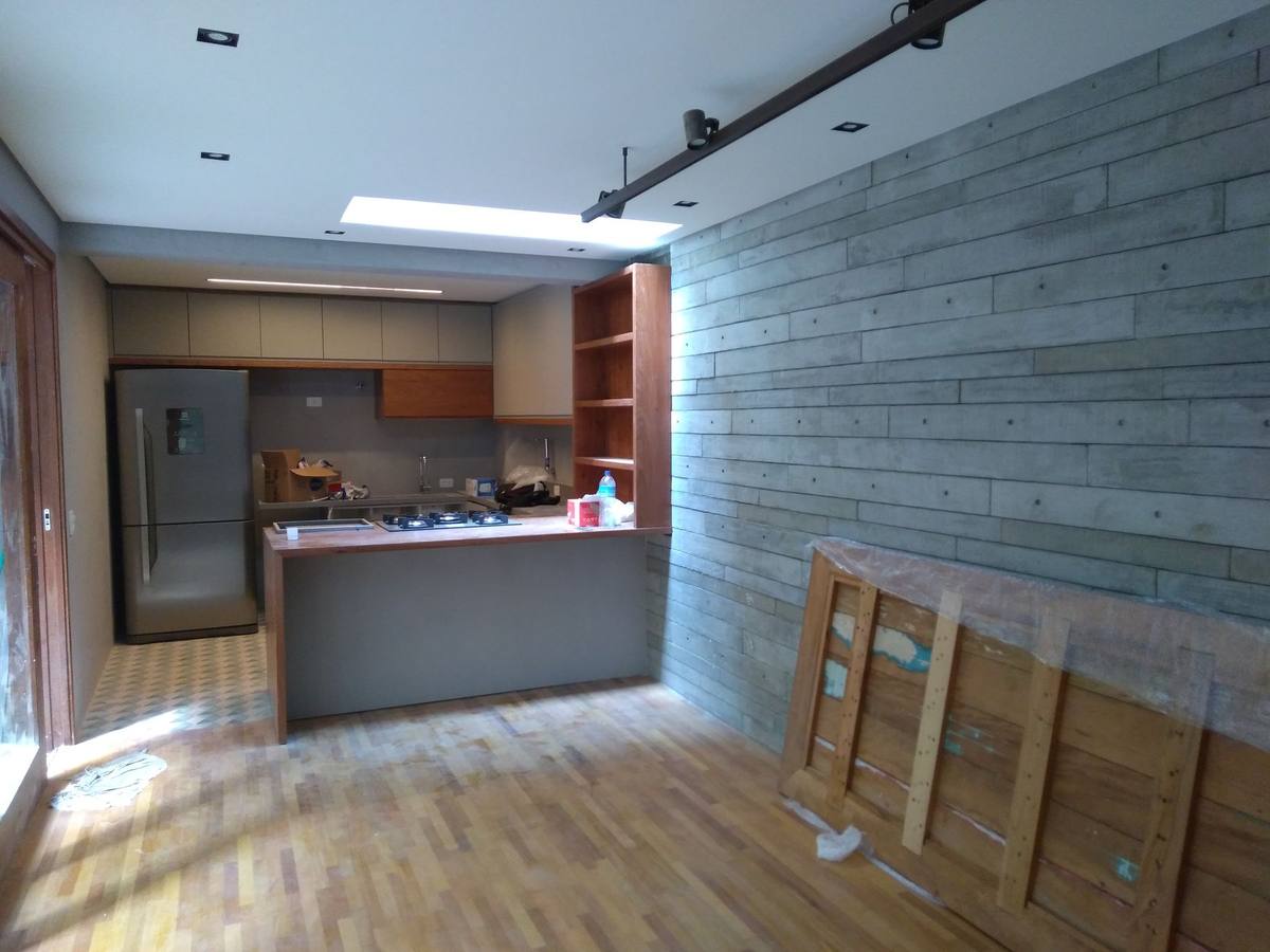 Obra em andamento: cozinha instalada e piso de madeira protegido